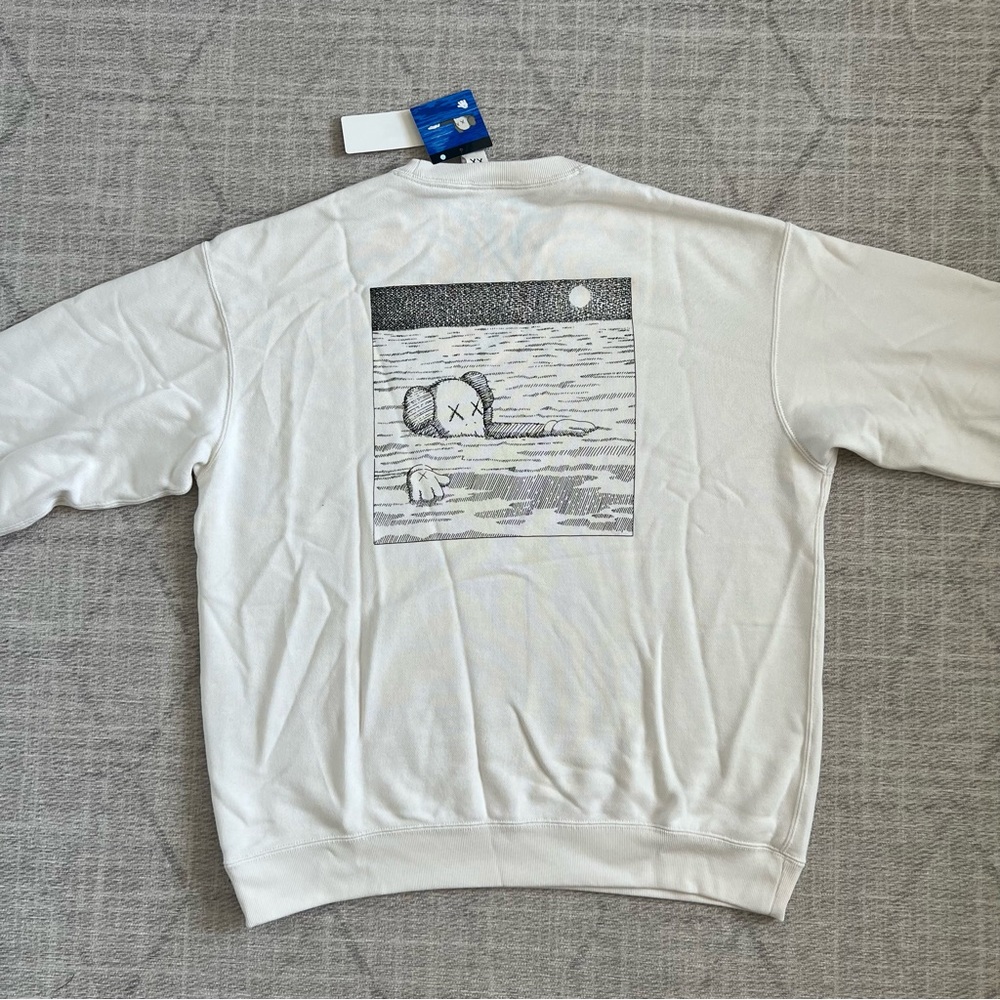 Kaws x Uniqlo Streetwear Men’s White Graphic Long Sleeve Crewneck Sweatshirt NEW